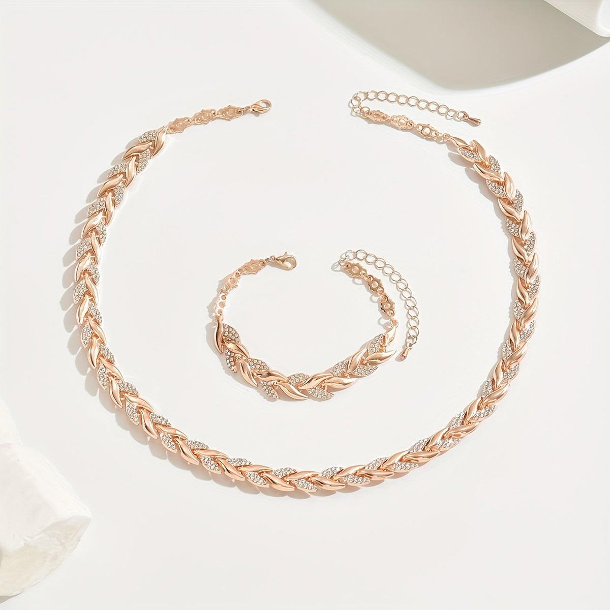 Collar trenzado brillante de elegancia Femenina
