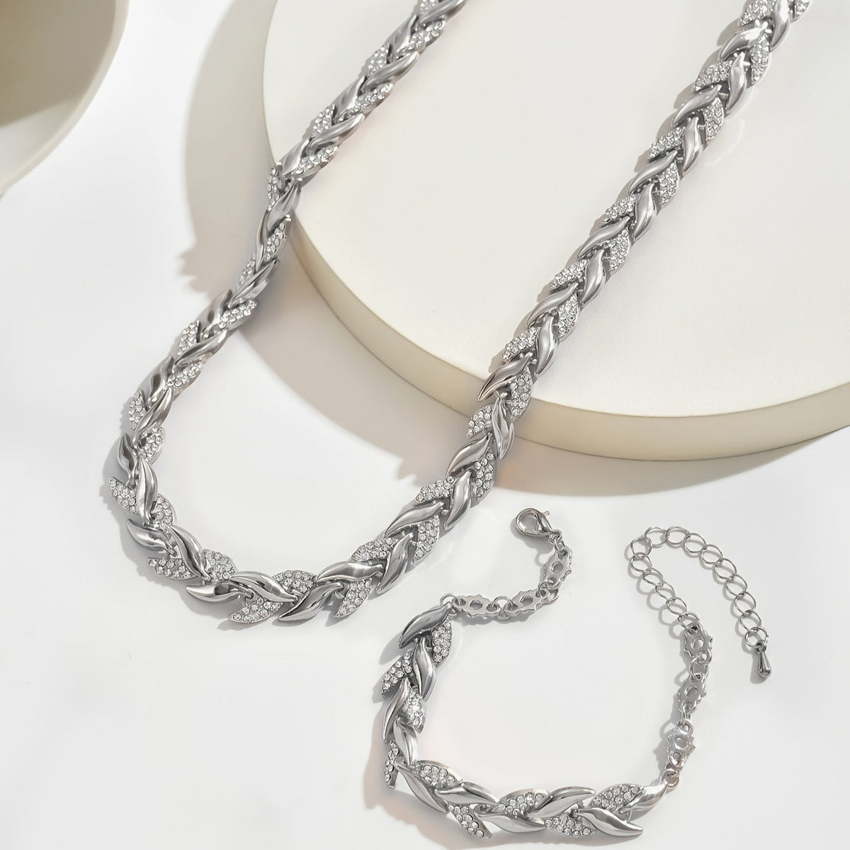 Collar trenzado brillante de elegancia Femenina