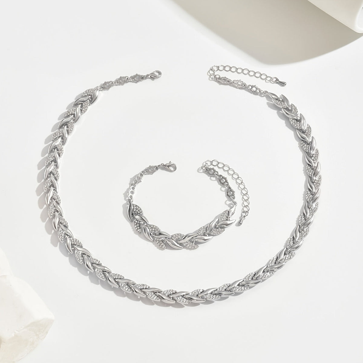 Collar trenzado brillante de elegancia Femenina